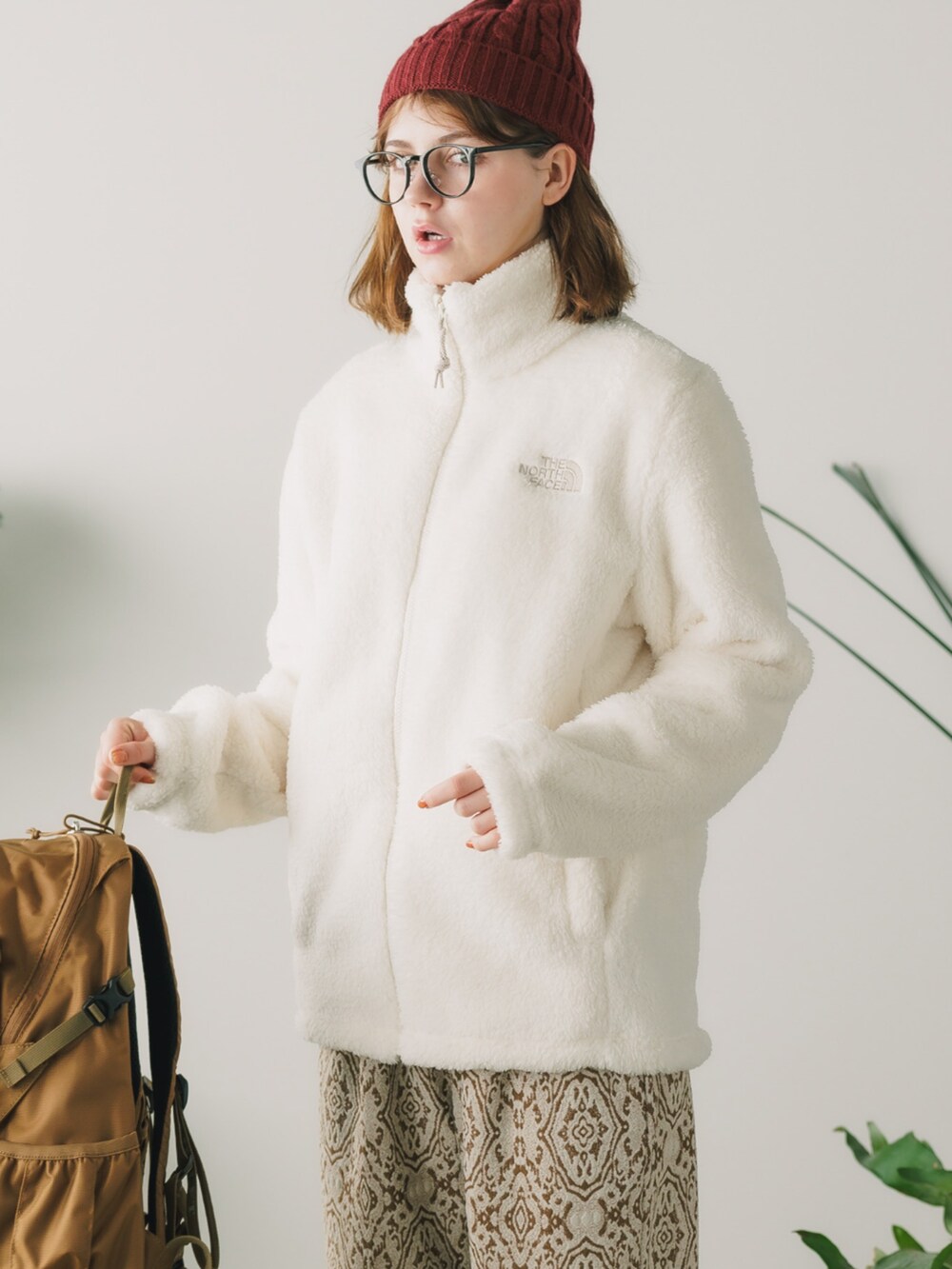 ベージュ系のブルゾンを着用したレディースの秋コーディネートの3枚目の写真