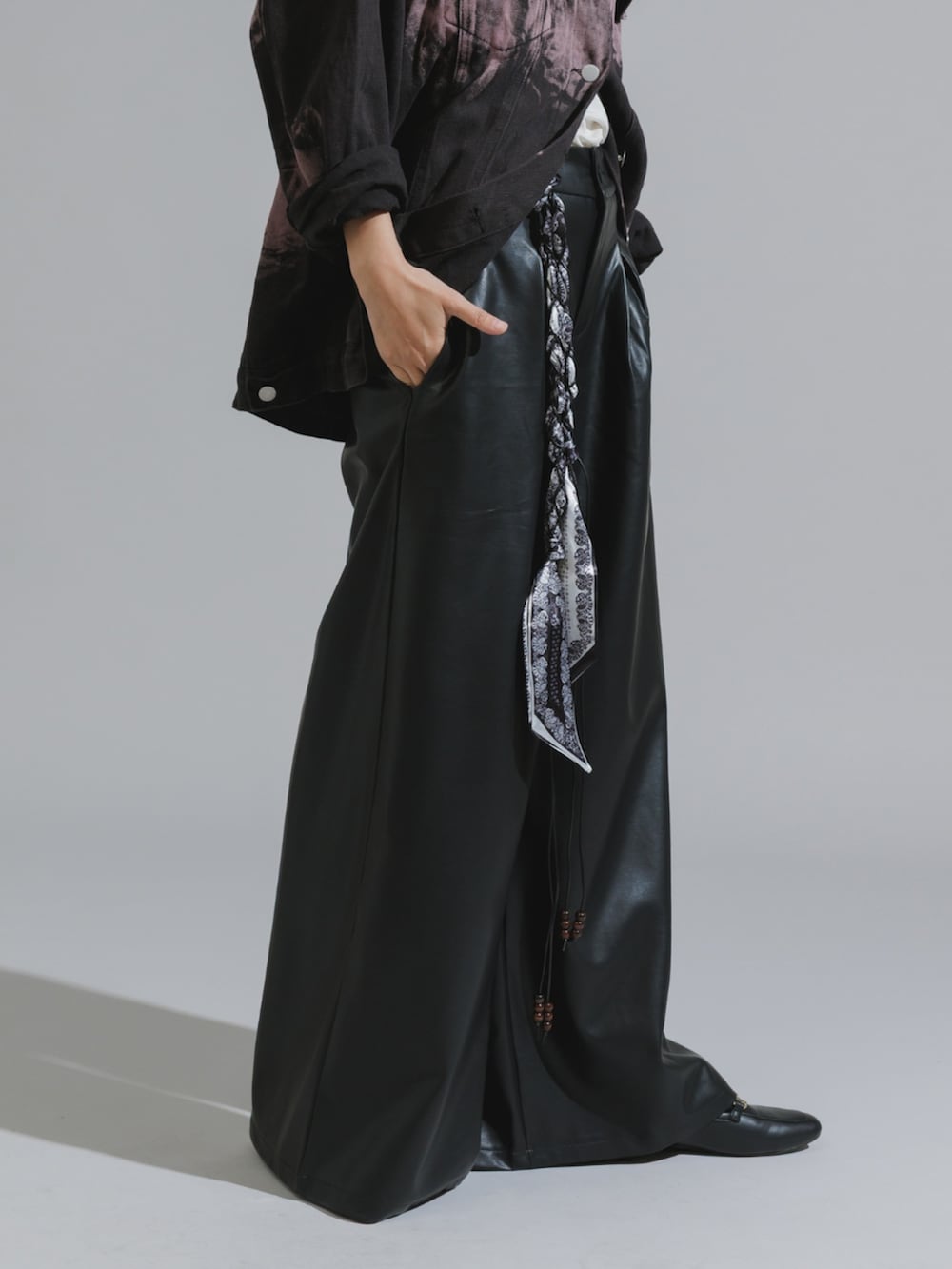 ブラック系のショルダーバッグ、ブラウン系のその他パンツ、ブルー系のカーディガン/ボレロを着用したレディースの秋コーディネートの3枚目の写真