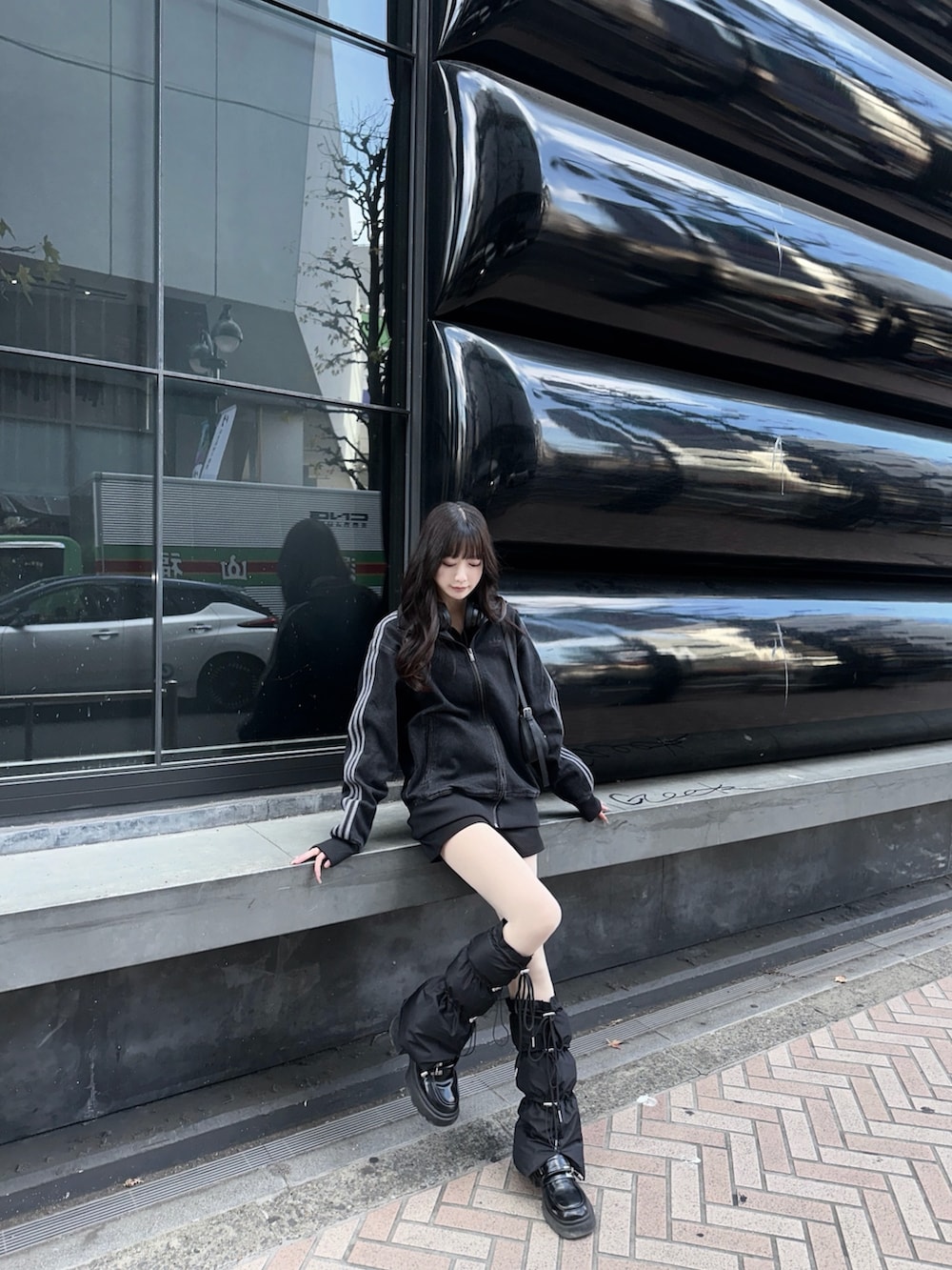 ブルー系のデニムジャケット、ブラック系のその他パンツ、ブラック系のレッグウォーマーを着用したレディースの冬コーディネートの2枚目の写真