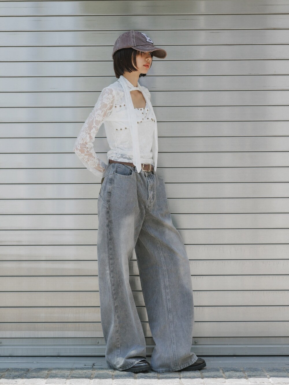 グリーン系のデニムパンツ、ホワイト系のTシャツ/カットソー、レッド系のキャップを着用したレディースの秋コーディネートの2枚目の写真