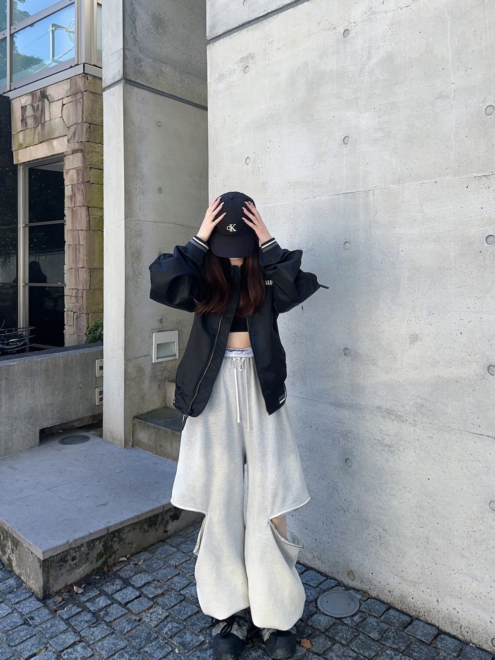 ブラック系のブルゾン、ブラック系のキャップを着用したレディースの春コーディネートの2枚目の写真