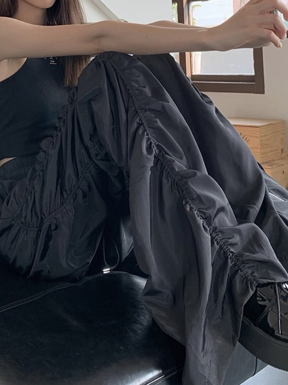 ブラック系のその他パンツ、ブラック系のローファーを着用したレディースの秋コーディネートの4枚目の写真