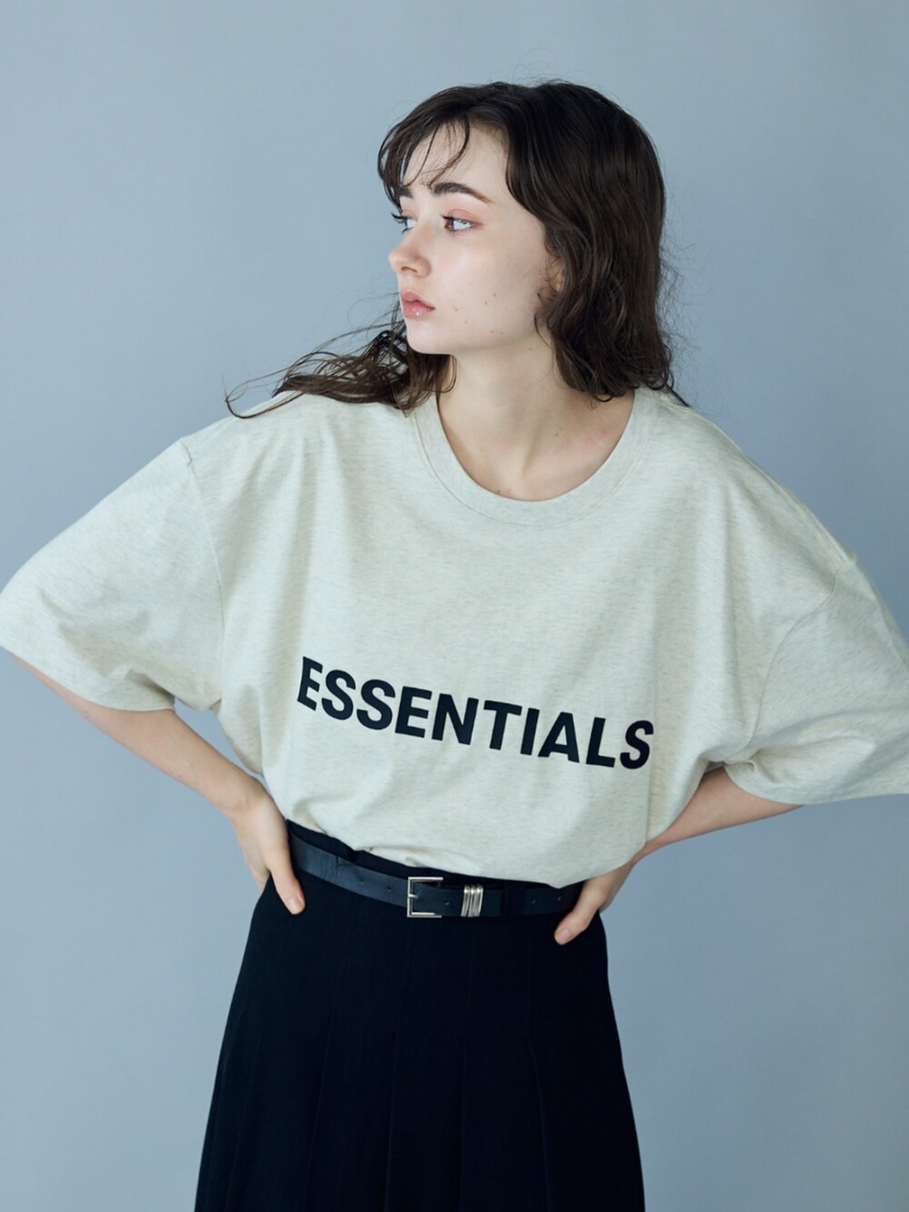 グレー系のTシャツ/カットソーを着用したレディースの秋コーディネートの3枚目の写真