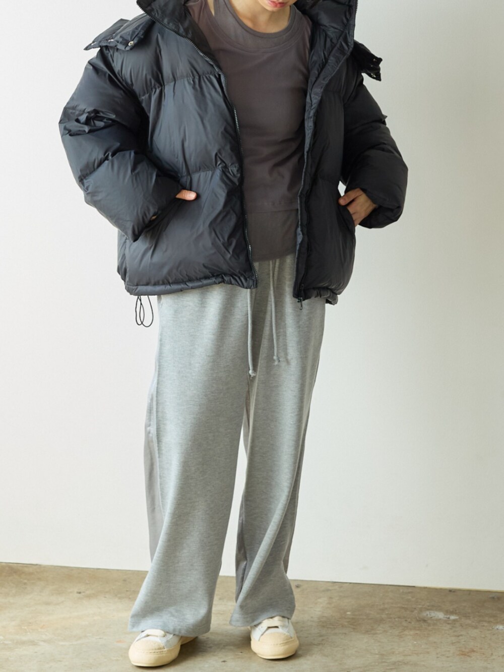 ブラック系のダウンジャケット/コートを着用したレディースの秋コーディネートの2枚目の写真