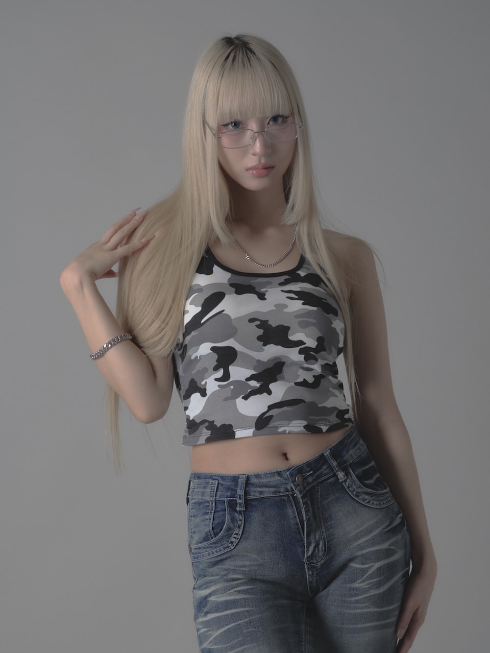 ホワイト系のタンクトップ、ブルー系のデニムパンツを着用したレディースの秋コーディネートの2枚目の写真