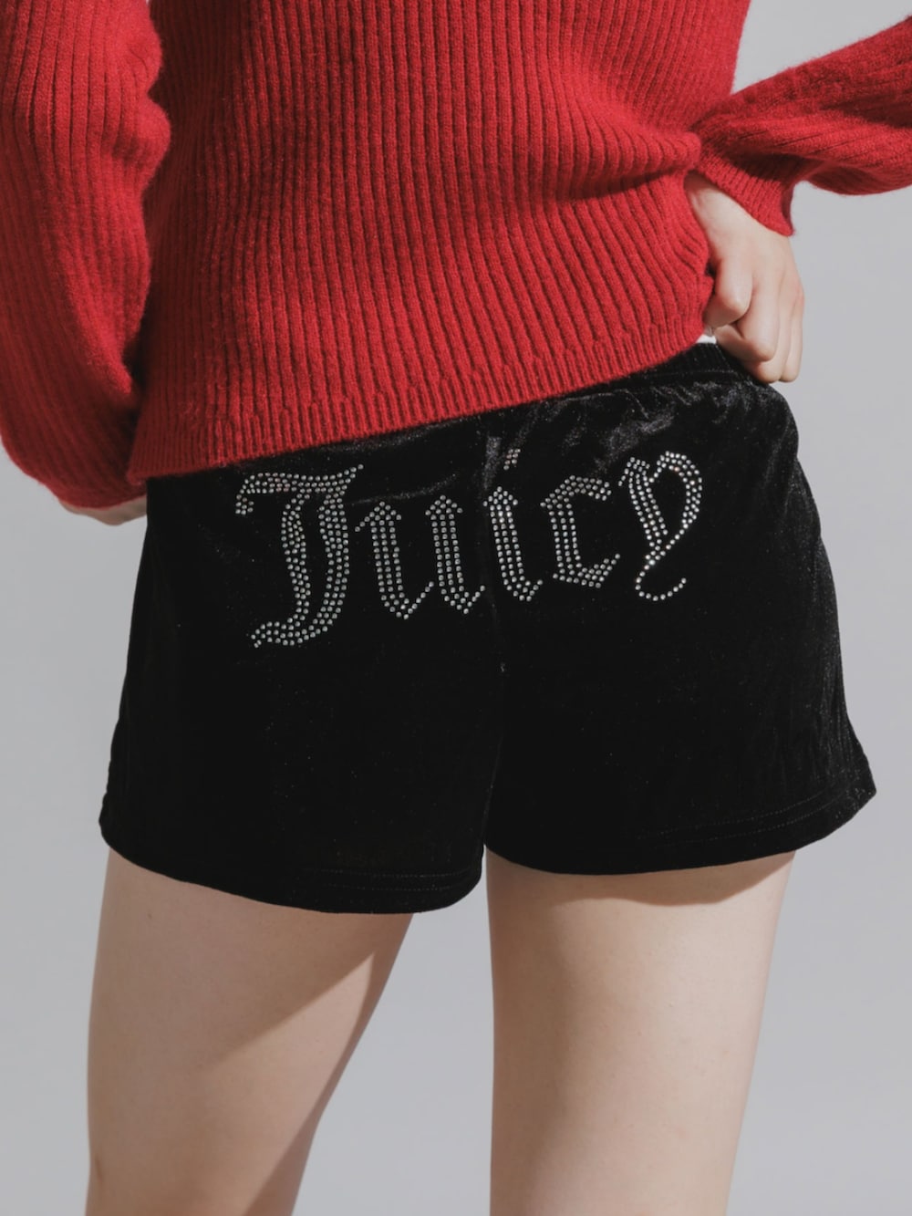 ブラック系のその他パンツ、ブラウン系のブーツ、レッド系のニット/セーターを着用したレディースの秋コーディネートの3枚目の写真