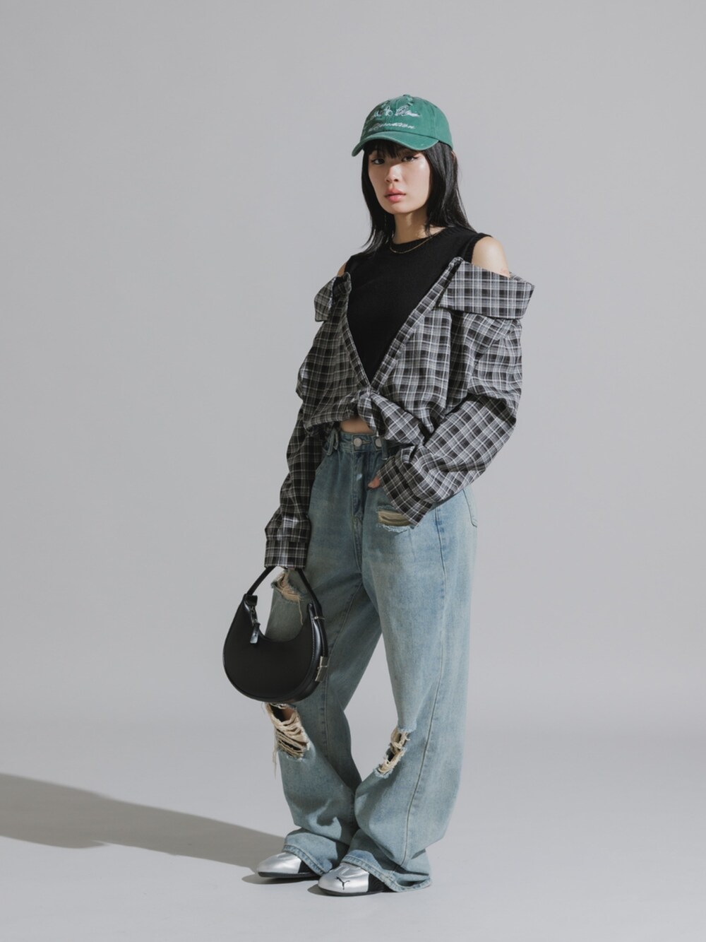 グリーン系のシャツ/ブラウス、ブルー系のデニムパンツを着用したレディースの秋コーディネートの3枚目の写真