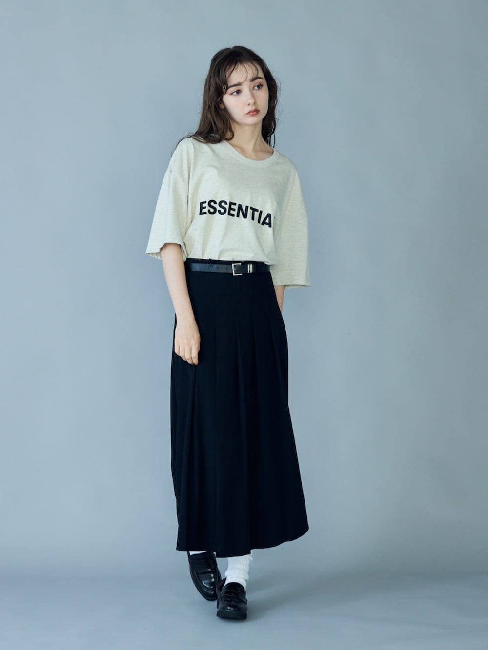 グレー系のTシャツ/カットソーを着用したレディースの秋コーディネートの2枚目の写真