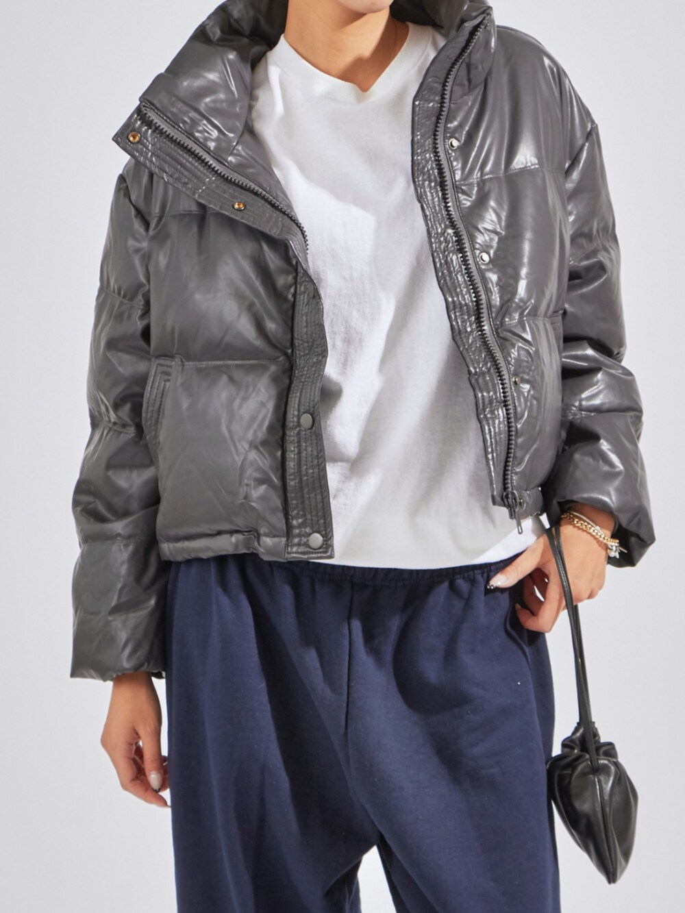 グレー系のダウンジャケット/コートを着用したレディースの秋コーディネートの3枚目の写真