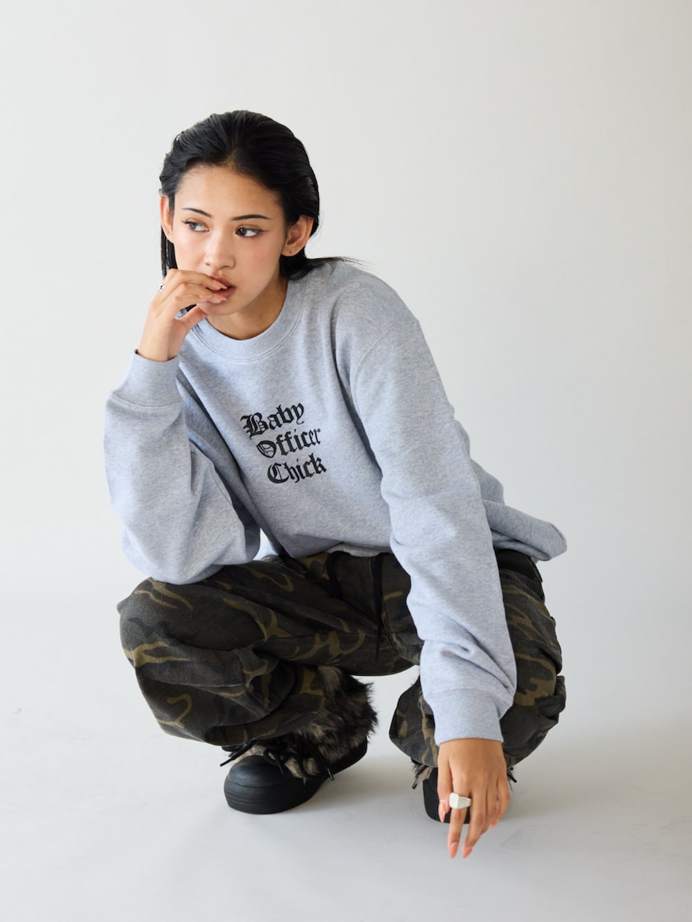 グレー系のスウェット、その他のその他パンツ、ブラック系のブーツを着用したレディースの秋コーディネートの3枚目の写真