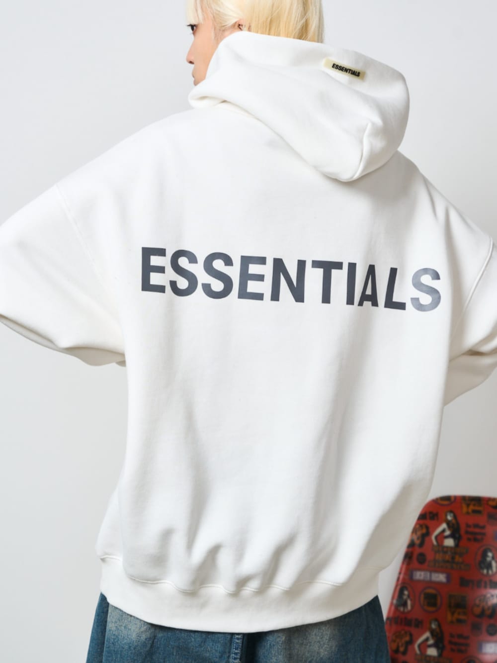 ホワイト系のパーカーを着用したレディースの秋コーディネートの4枚目の写真