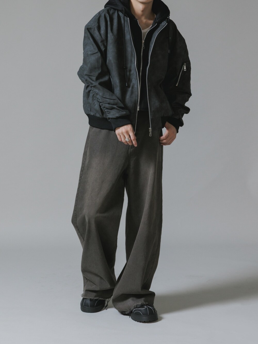 ブラック系のMA-1、ブラック系のデニムパンツを着用したレディースの秋コーディネートの2枚目の写真