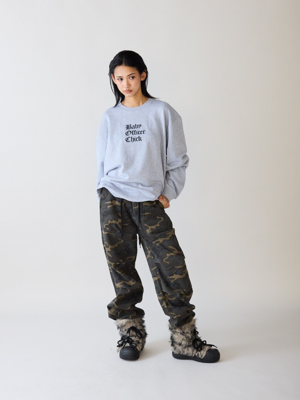 グレー系のスウェット、その他のその他パンツ、ブラック系のブーツを着用したレディースの秋コーディネートの2枚目の写真