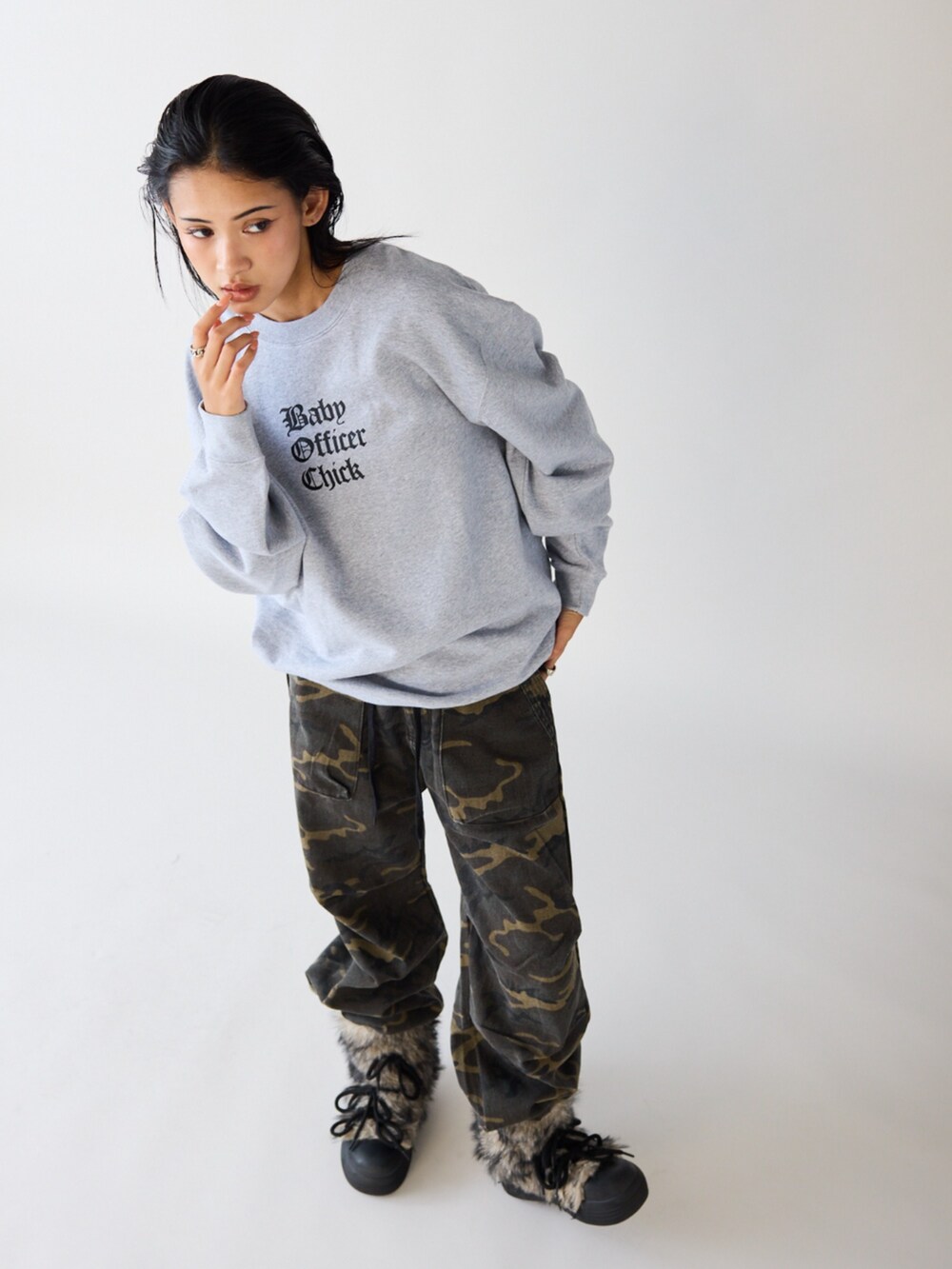 グレー系のスウェット、その他のその他パンツ、ブラック系のブーツを着用したレディースの秋コーディネートの5枚目の写真