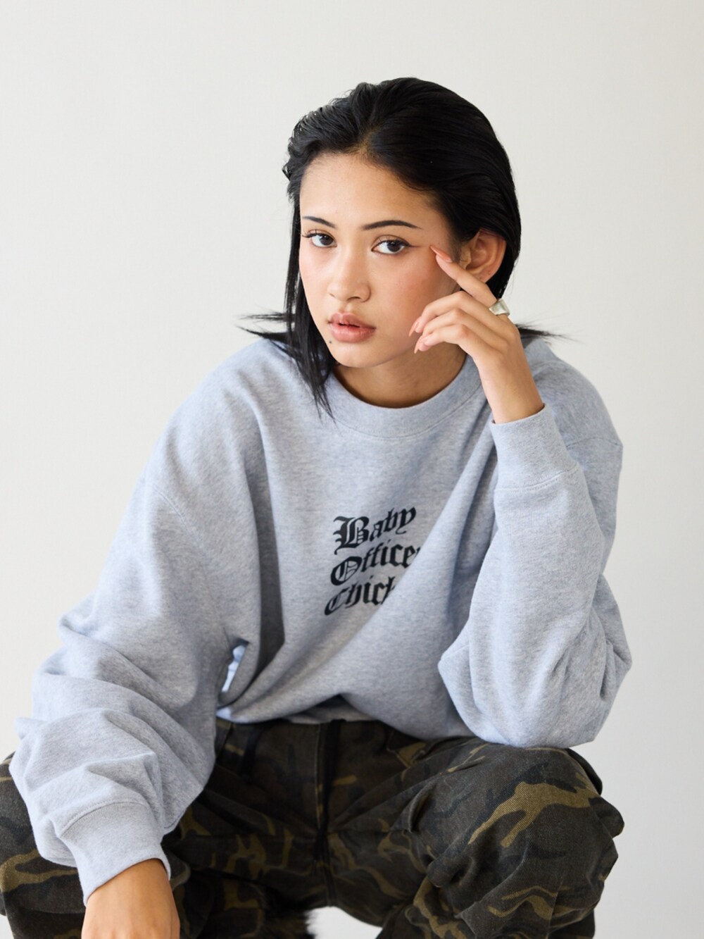 グレー系のスウェット、その他のその他パンツ、ブラック系のブーツを着用したレディースの秋コーディネートの4枚目の写真