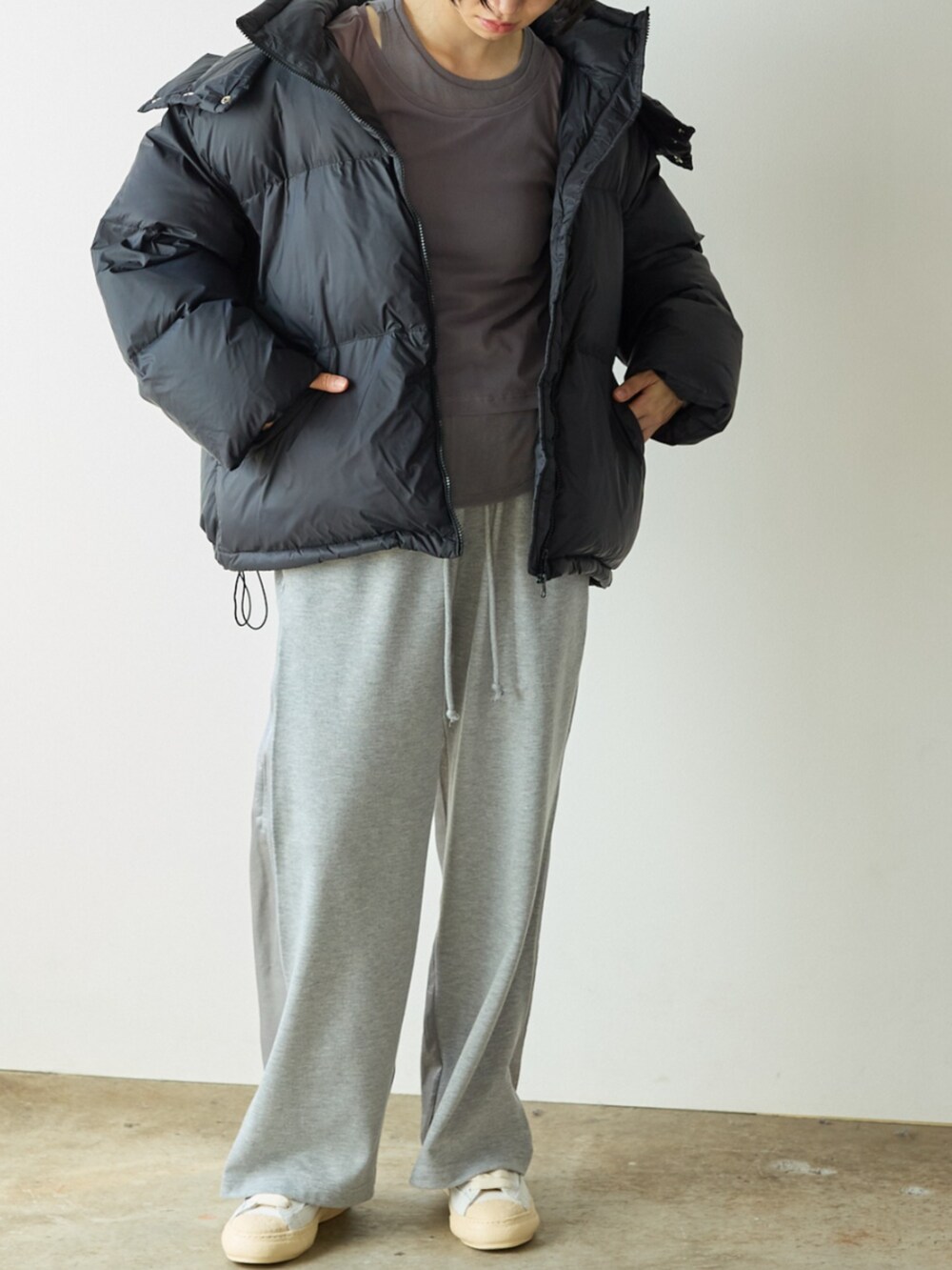 ブラック系のダウンジャケット/コートを着用したレディースの秋コーディネートの4枚目の写真