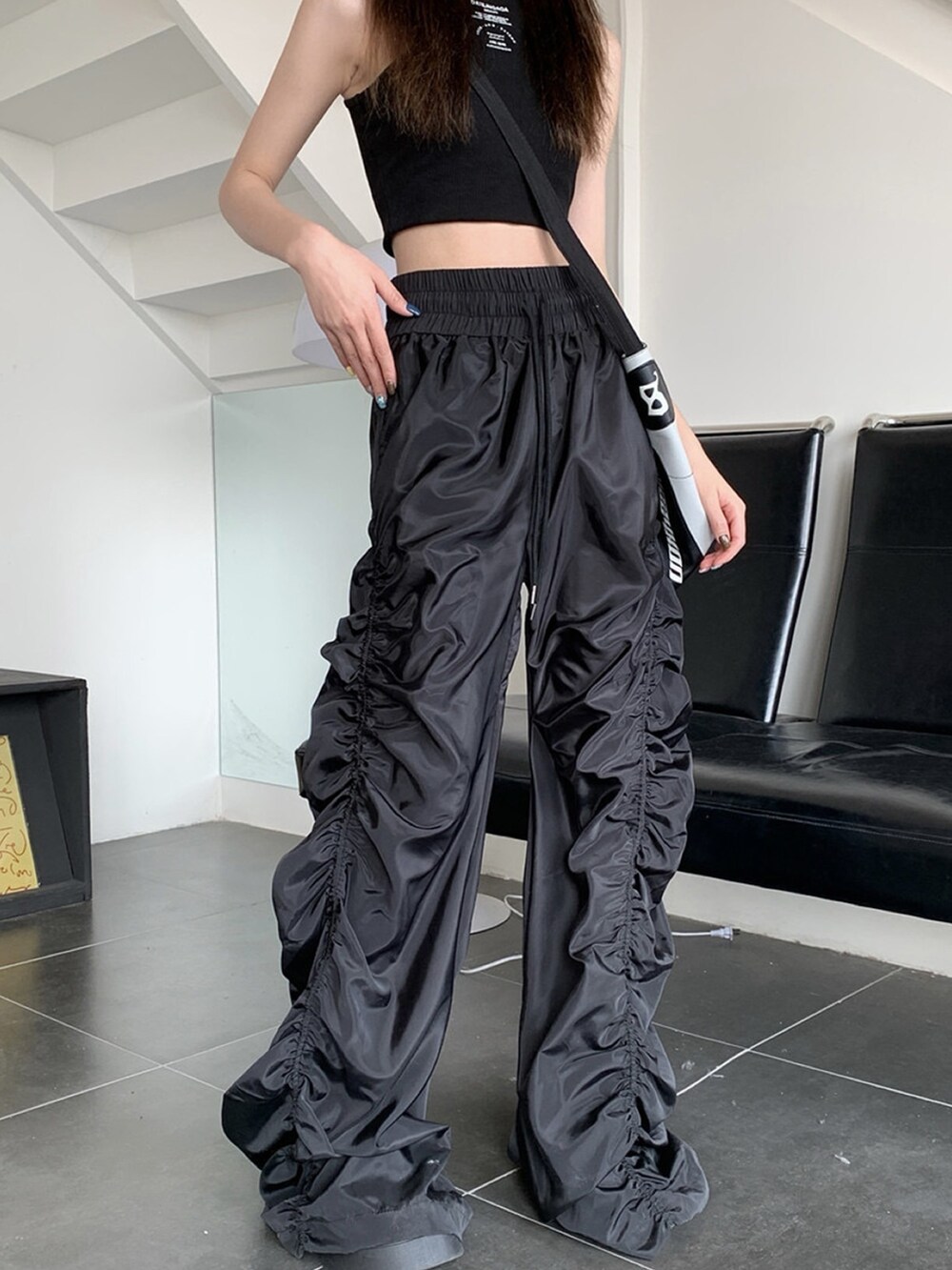 ブラック系のその他パンツ、ブラック系のローファーを着用したレディースの秋コーディネートの3枚目の写真