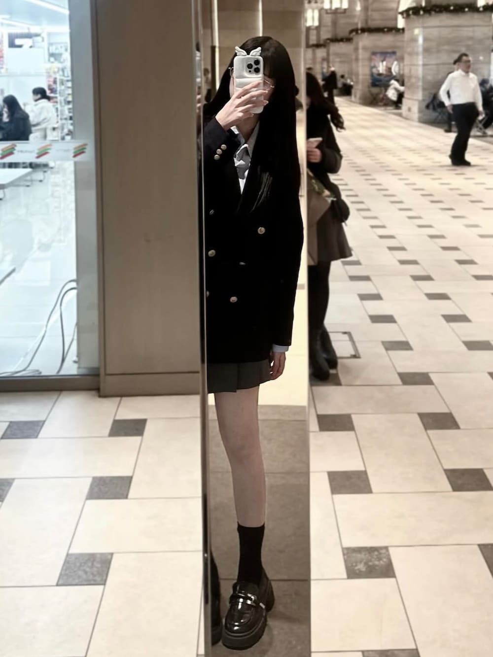 ベージュ系のシャツ/ブラウス、グレー系のスカートを着用したレディースの秋コーディネートの2枚目の写真