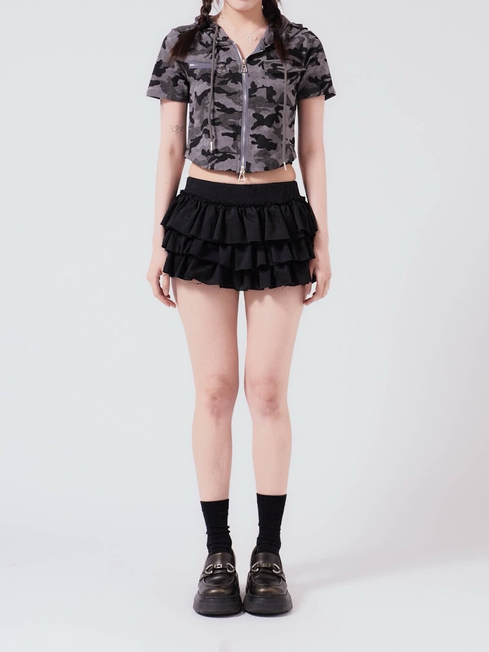グレー系のスカート、グレー系のTシャツ/カットソーを着用したレディースの秋コーディネートの2枚目の写真
