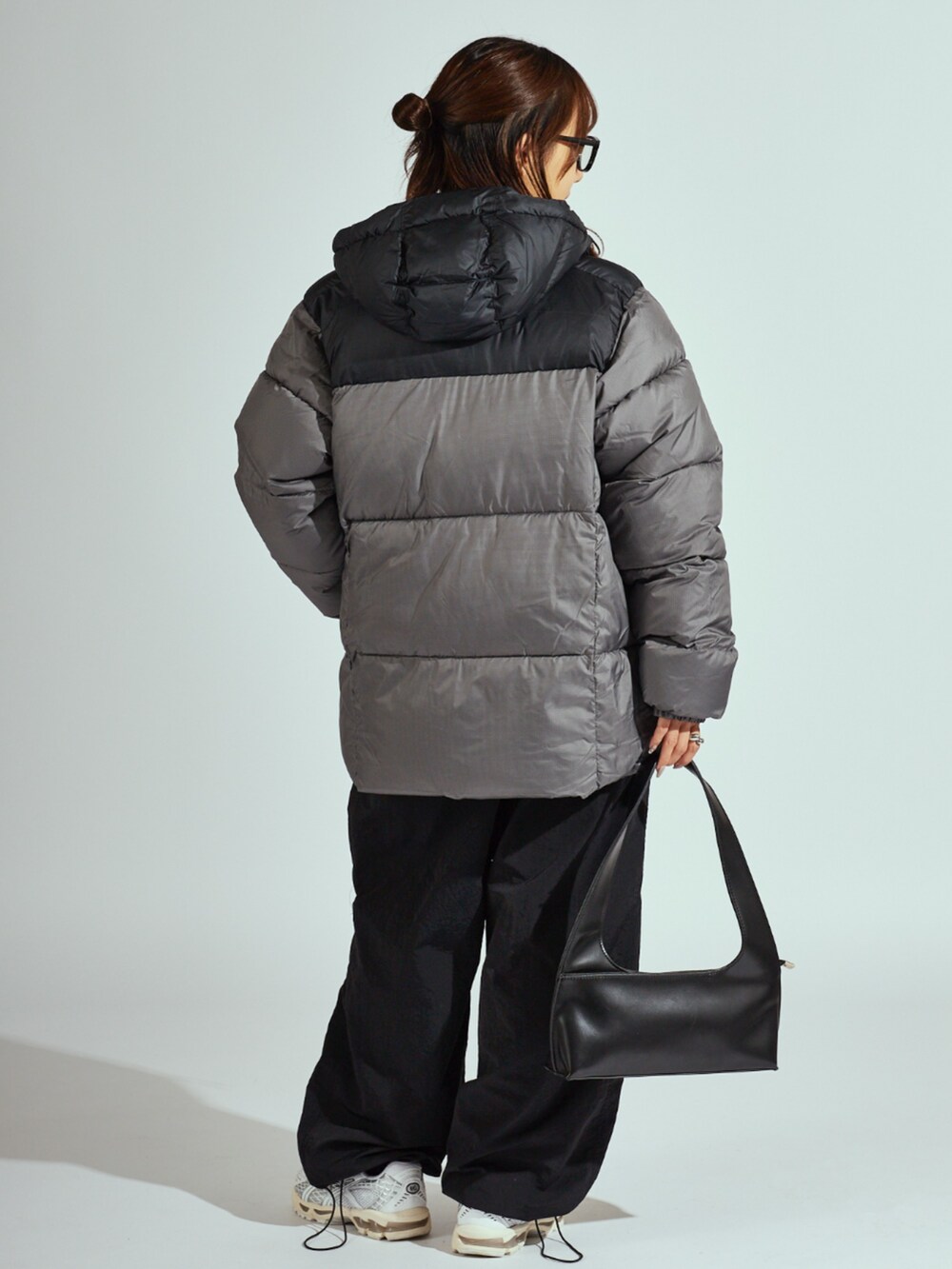 ブラック系のその他パンツ、グレー系のダウンジャケット/コートを着用したレディースの秋コーディネートの2枚目の写真