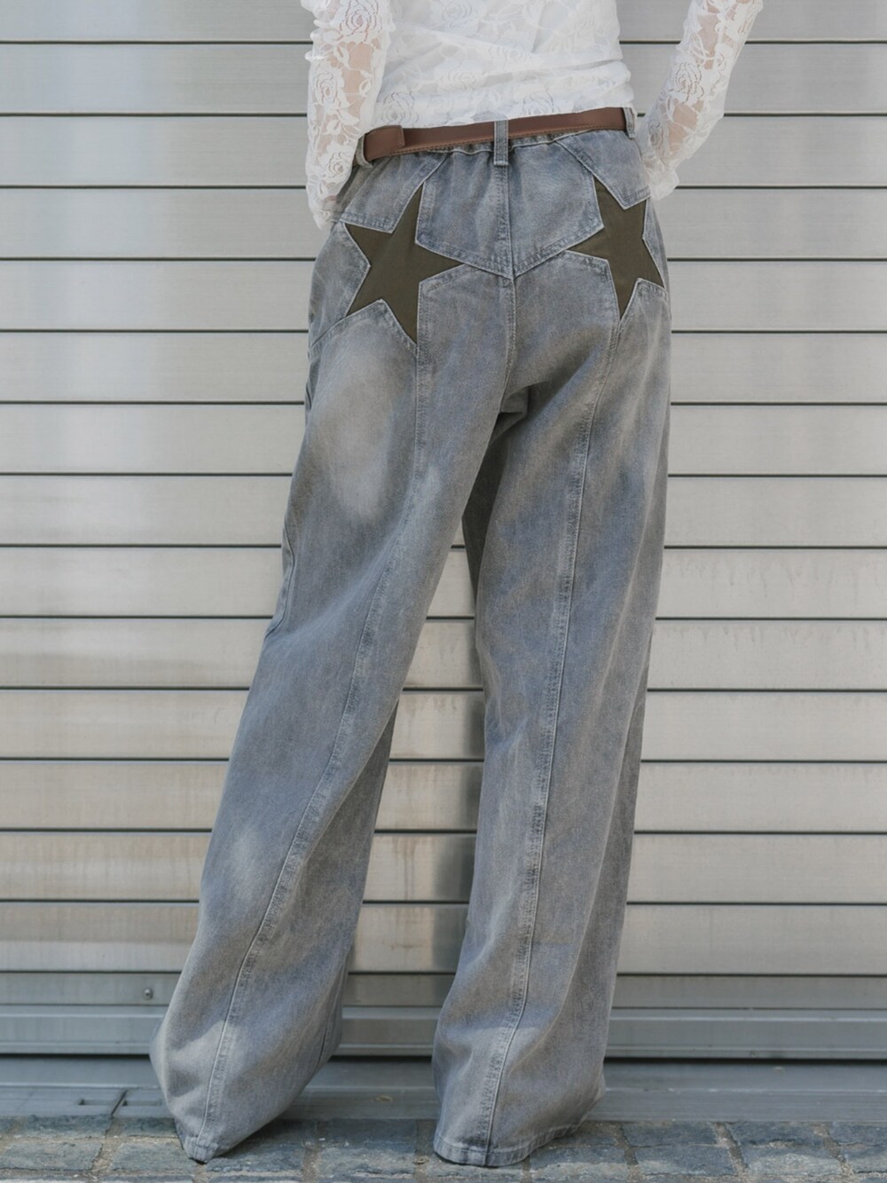 グリーン系のデニムパンツ、ホワイト系のTシャツ/カットソー、レッド系のキャップを着用したレディースの秋コーディネートの5枚目の写真