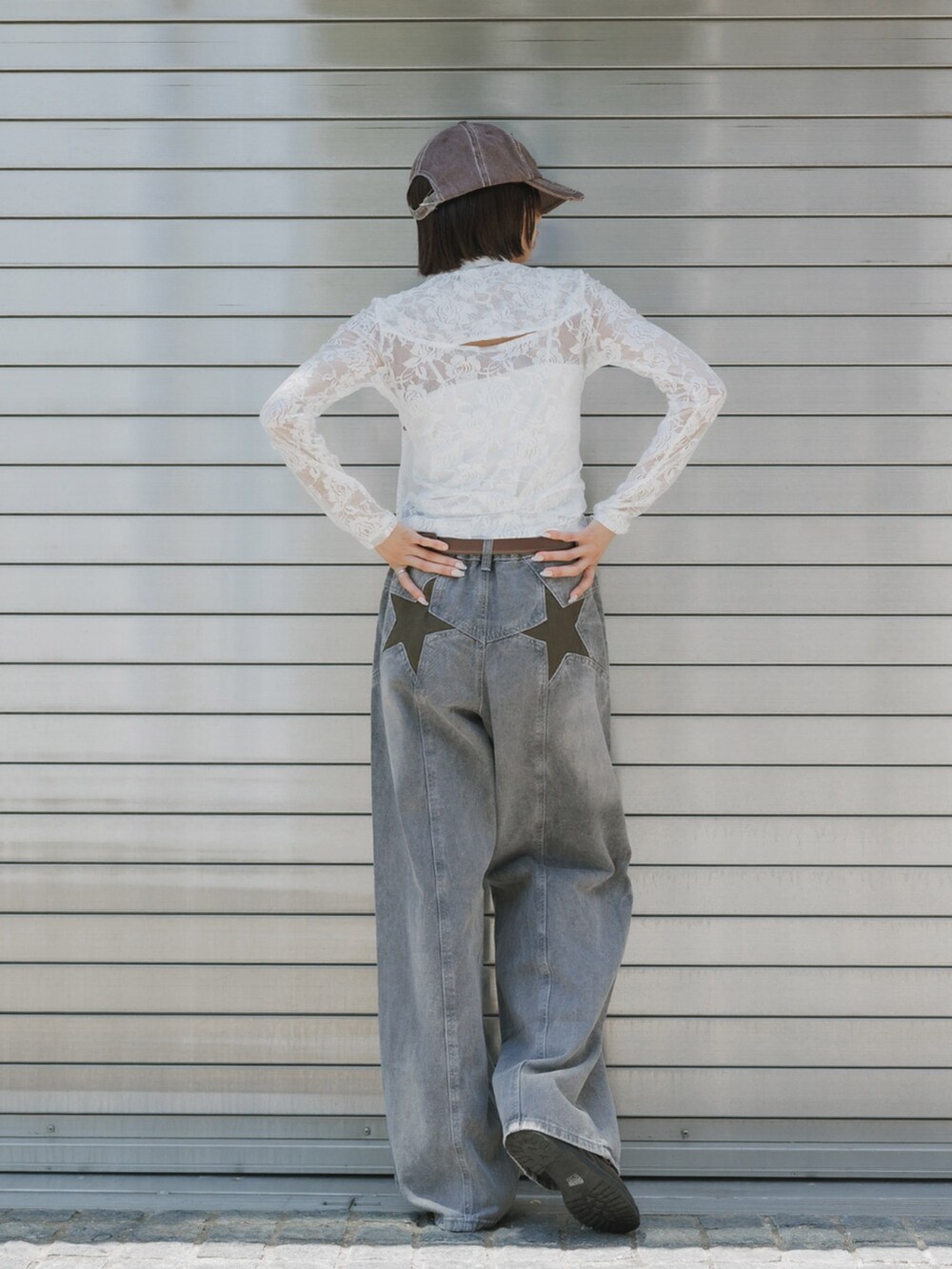 グリーン系のデニムパンツ、ホワイト系のTシャツ/カットソー、レッド系のキャップを着用したレディースの秋コーディネートの4枚目の写真