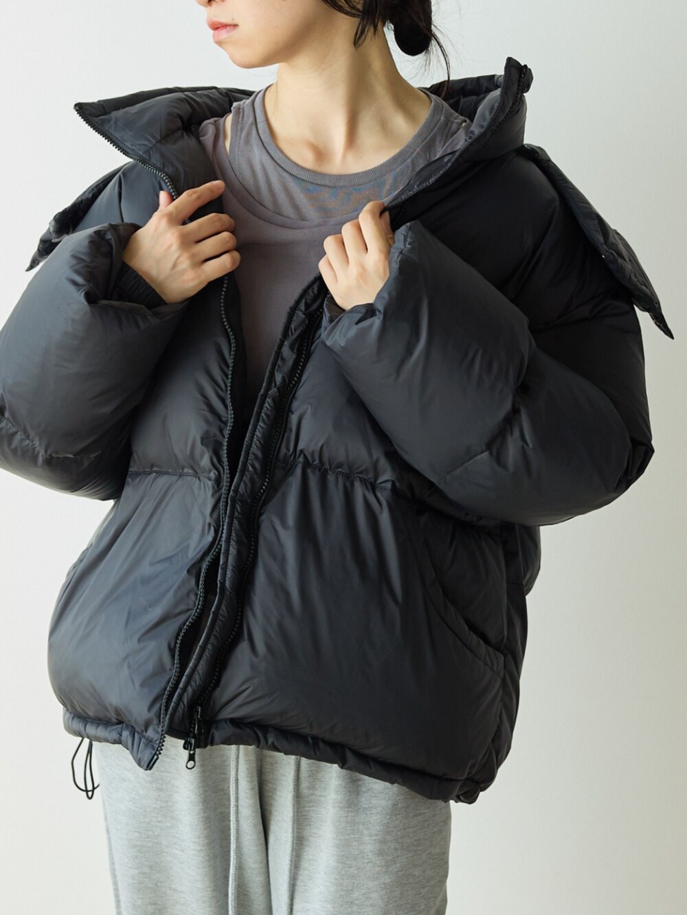 ブラック系のダウンジャケット/コートを着用したレディースの秋コーディネートの3枚目の写真