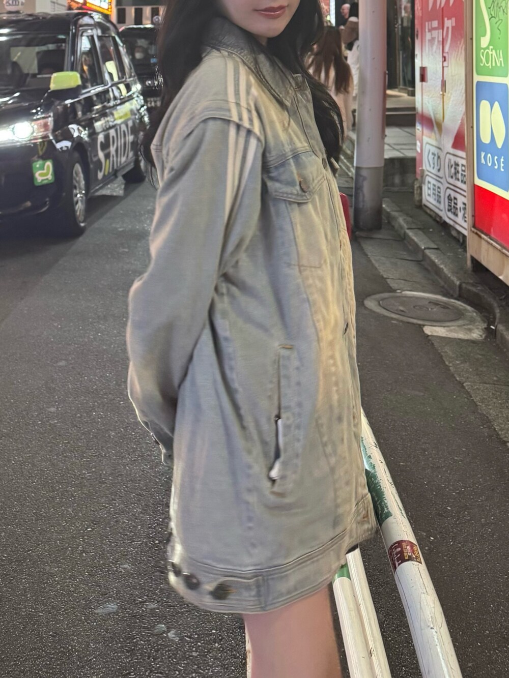 ブルー系のデニムジャケットを着用したレディースの秋コーディネートの2枚目の写真