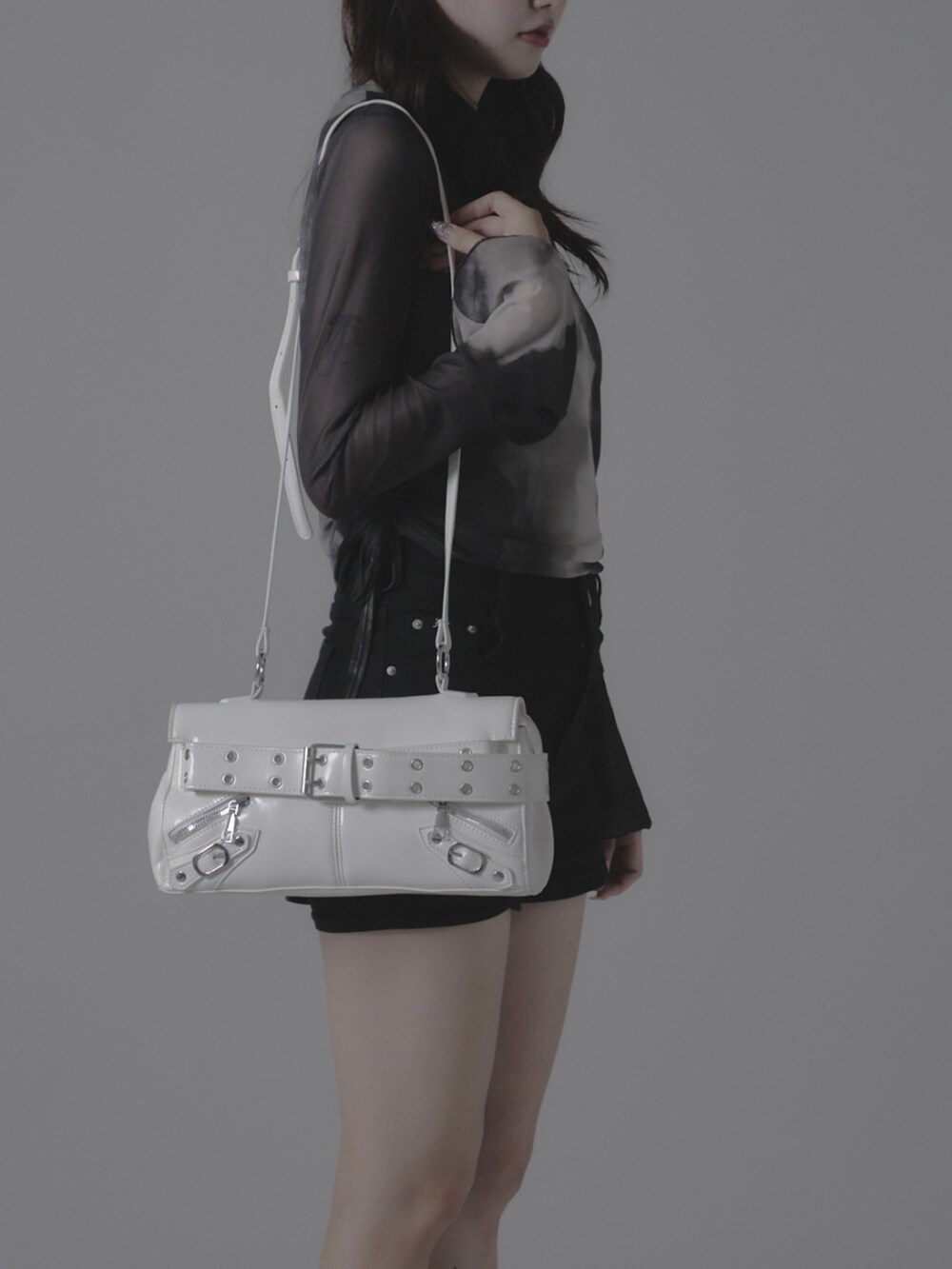 グレー系のTシャツ/カットソー、ホワイト系のショルダーバッグを着用したレディースの秋コーディネートの2枚目の写真