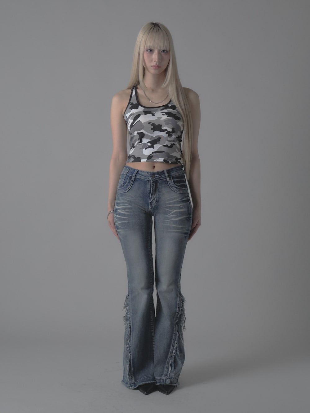 ホワイト系のタンクトップ、ブルー系のデニムパンツを着用したレディースの秋コーディネートの3枚目の写真