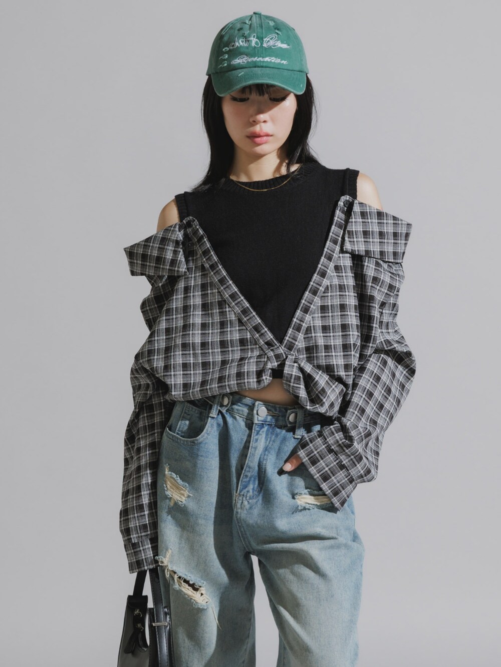 グリーン系のシャツ/ブラウス、ブルー系のデニムパンツを着用したレディースの秋コーディネートの2枚目の写真