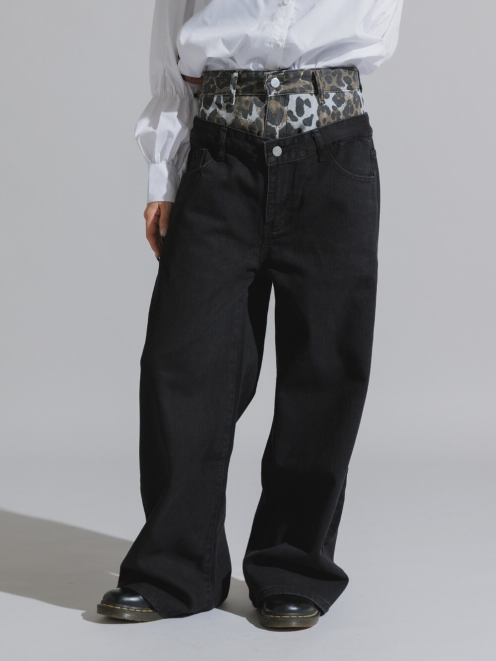 ブラック系のデニムパンツを着用したレディースの秋コーディネートの3枚目の写真