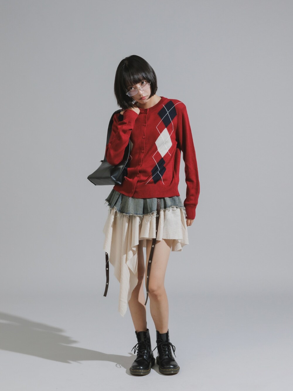 ブルー系のカーディガン/ボレロ、ブルー系のデニムスカートを着用したレディースの秋コーディネートの2枚目の写真