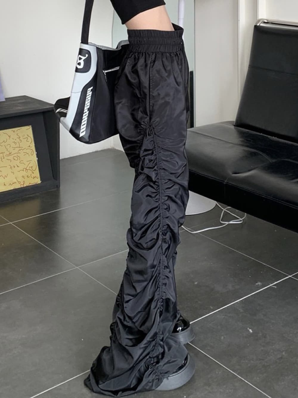 ブラック系のその他パンツ、ブラック系のローファーを着用したレディースの秋コーディネートの2枚目の写真