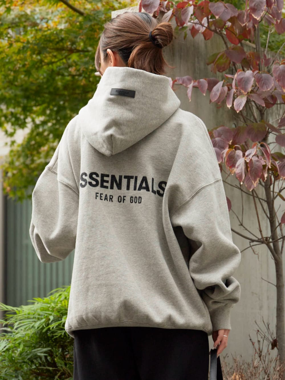 ブラック系のデニムパンツ、グレー系のパーカーを着用したレディースの秋コーディネートの2枚目の写真