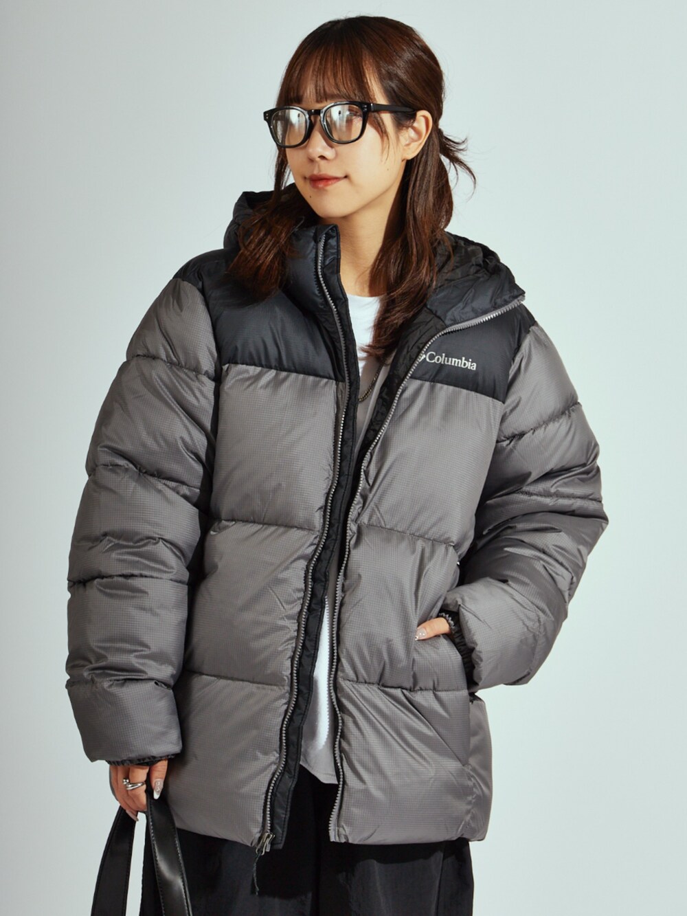 ブラック系のその他パンツ、グレー系のダウンジャケット/コートを着用したレディースの秋コーディネートの3枚目の写真