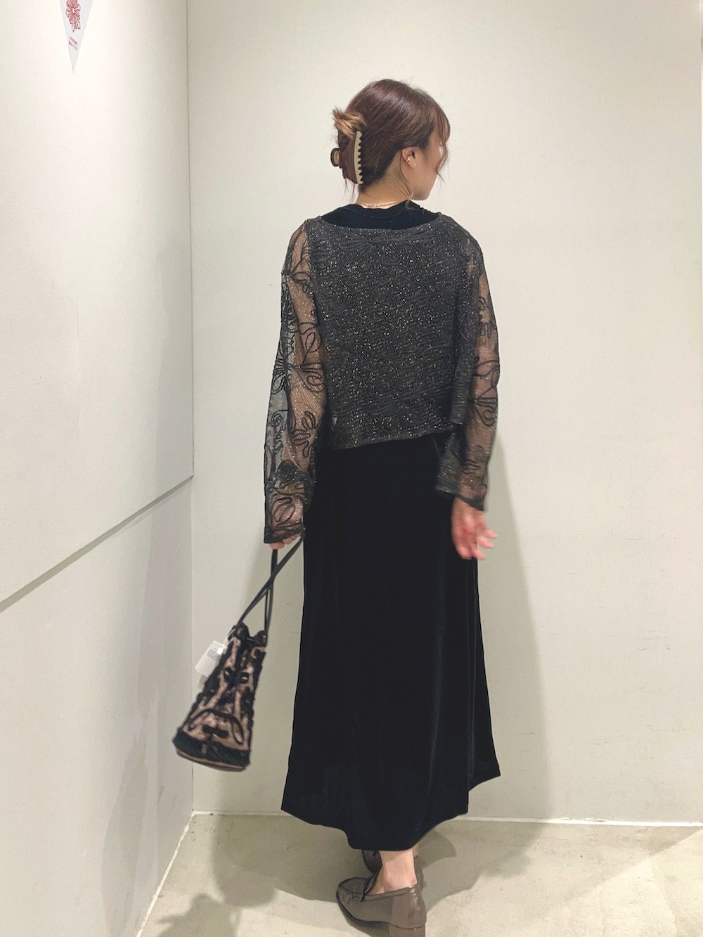 「ショルダーバッグ、ブラウン、秋服準備はじめました、きれいめカジュアル、レイヤードスタイル、小物で作る初秋コーデ、最旬ブラウンコーデ、季節の変わり目羽織コーデ、大人コーデ、ベロア、ベロアワンピース、シアーワンピース、ブラック×ブラウン、ブラックコーデ、ローファー」|「SENSE OF PLACE by URBAN RESEARCHのコードシシュウメッシュトップ(Tシャツ/カットソー、ブラック系)」を使った、yukichiさん(レディース・162cm)の秋コーディネートの2枚目の写真