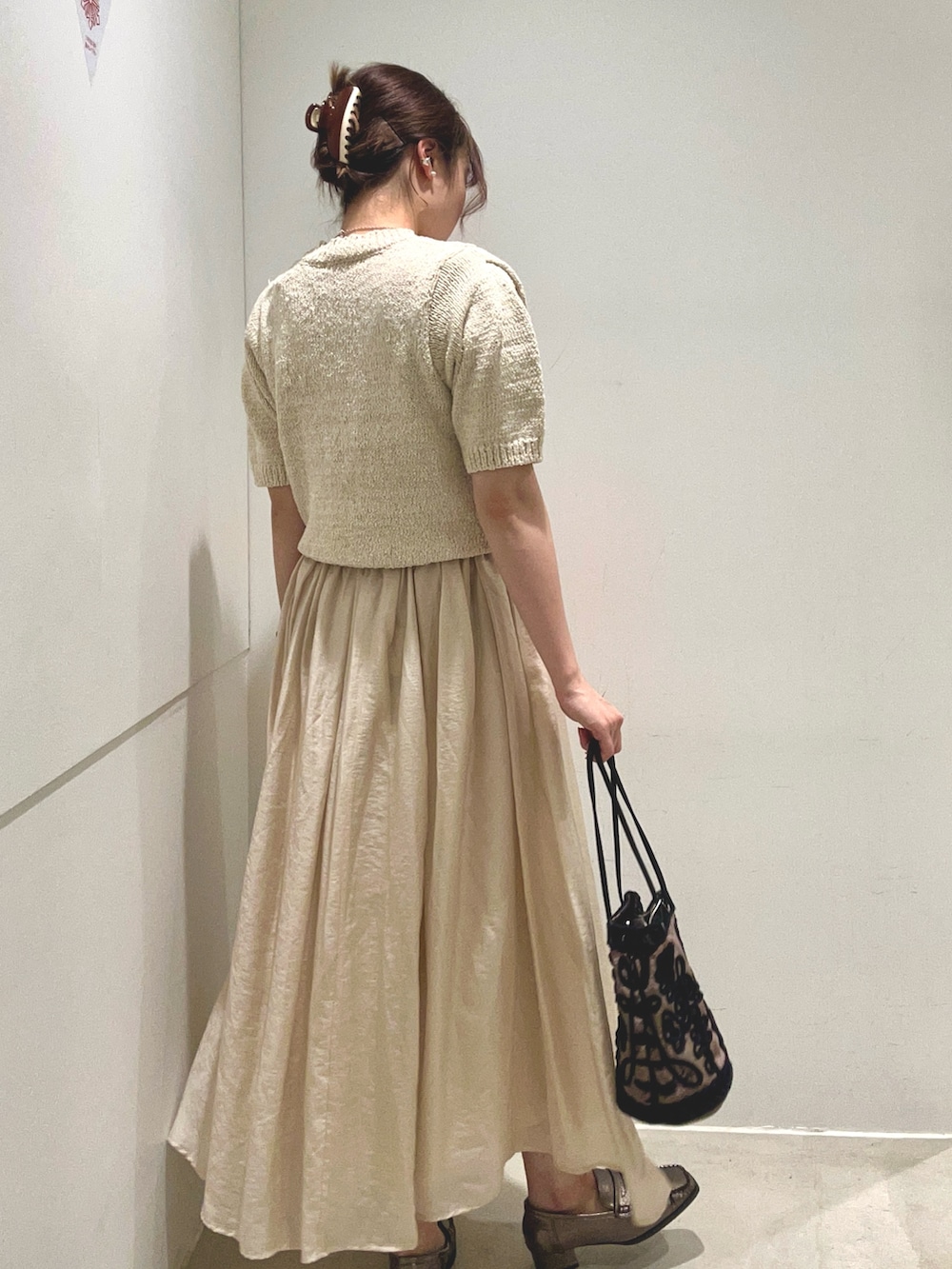 「ショルダーバッグ、ブラウン、きれいめカジュアル、秋服準備はじめました、ロングスカート、小物で作る初秋コーデ、大人コーデ、オトナカワイイ、おでかけコーデ、シンプル、着回しコーデ、ガーリー、30代、20代」|「KBFのハーフスリーブクロップドニット(ニット/セーター、ホワイト系)」を使った、yukichiさん(レディース・162cm)の秋コーディネートの4枚目の写真