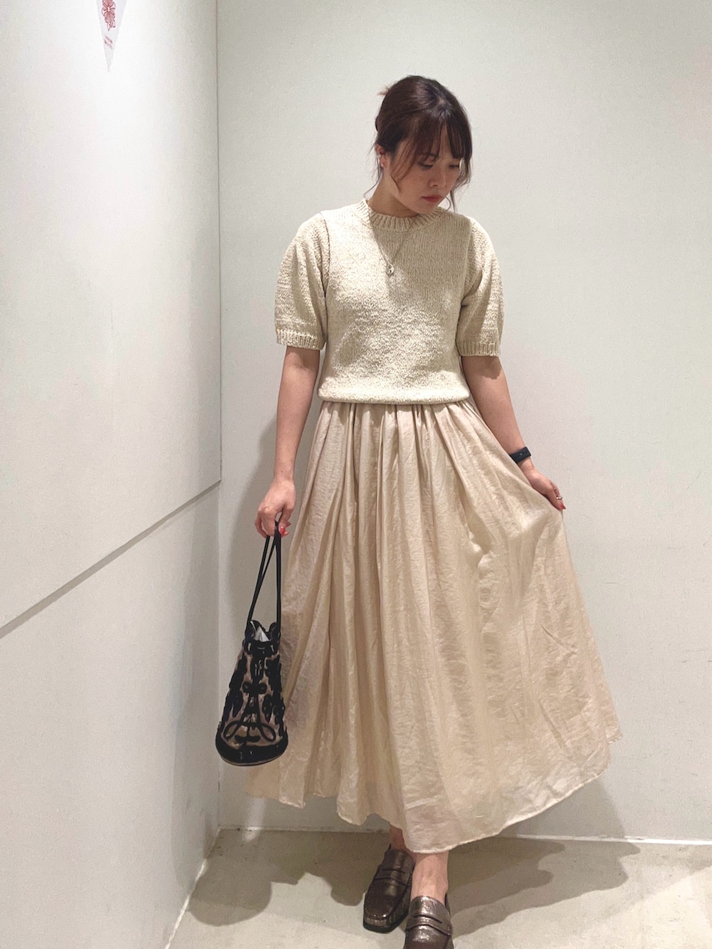 「ショルダーバッグ、ブラウン、きれいめカジュアル、秋服準備はじめました、ロングスカート、小物で作る初秋コーデ、大人コーデ、オトナカワイイ、おでかけコーデ、シンプル、着回しコーデ、ガーリー、30代、20代」|「KBFのハーフスリーブクロップドニット(ニット/セーター、ホワイト系)」を使った、yukichiさん(レディース・162cm)の秋コーディネートの3枚目の写真