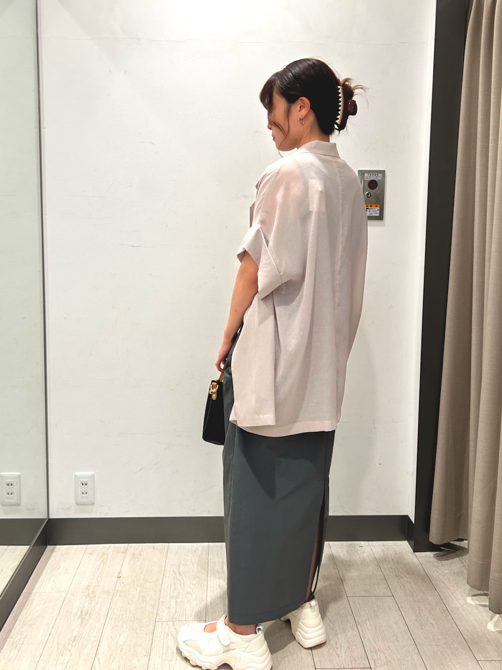 「きれいめカジュアル、シアートップス、ワンピース、トートバッグ、小物で作る初秋コーデ、季節の変わり目羽織コーデ、秋服、秋カラー、ワンピーススタイル、ワンピース×スニーカー、お仕事コーデ、レザー、秋服準備はじめました、休日スタイル」｜「KBFのポケットディティールコクーンワンピース（ワンピース、グレー系）」を使った、yukichiさん（レディース・162cm）の夏コーディネートの3枚目の写真