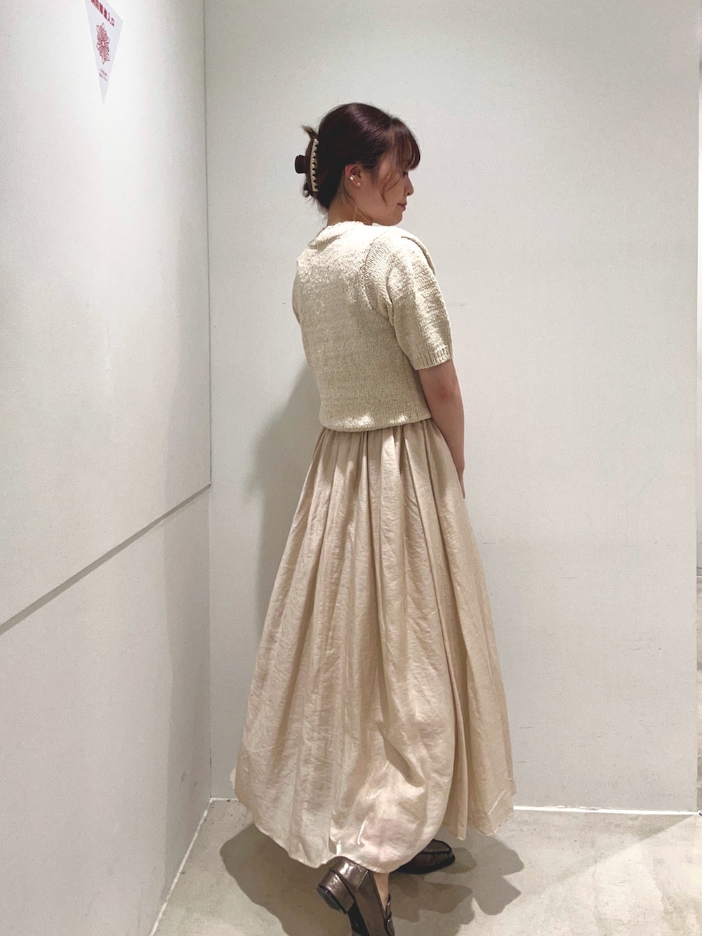 「ショルダーバッグ、ブラウン、きれいめカジュアル、秋服準備はじめました、ロングスカート、小物で作る初秋コーデ、大人コーデ、オトナカワイイ、おでかけコーデ、シンプル、着回しコーデ、ガーリー、30代、20代」|「KBFのハーフスリーブクロップドニット(ニット/セーター、ホワイト系)」を使った、yukichiさん(レディース・162cm)の秋コーディネートの2枚目の写真