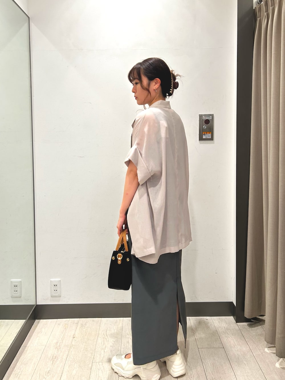 「きれいめカジュアル、シアートップス、ワンピース、トートバッグ、小物で作る初秋コーデ、季節の変わり目羽織コーデ、秋服、秋カラー、ワンピーススタイル、ワンピース×スニーカー、お仕事コーデ、レザー、秋服準備はじめました、休日スタイル」｜「KBFのポケットディティールコクーンワンピース（ワンピース、グレー系）」を使った、yukichiさん（レディース・162cm）の夏コーディネートの2枚目の写真