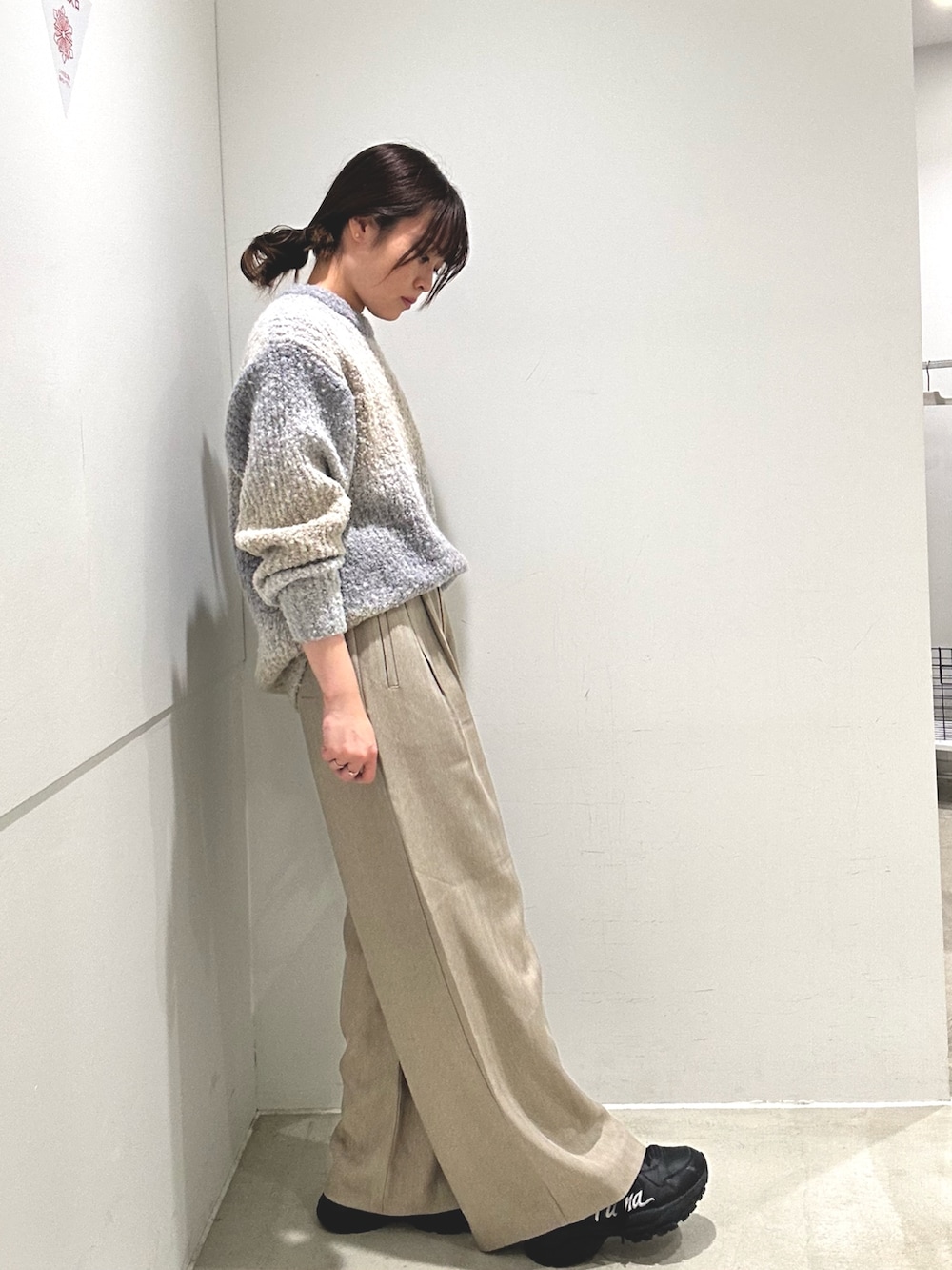 グレー系のニット/セーター、ベージュ系のその他パンツ、ブラック系のハンドバッグを着用したレディースの秋コーディネートの4枚目の写真