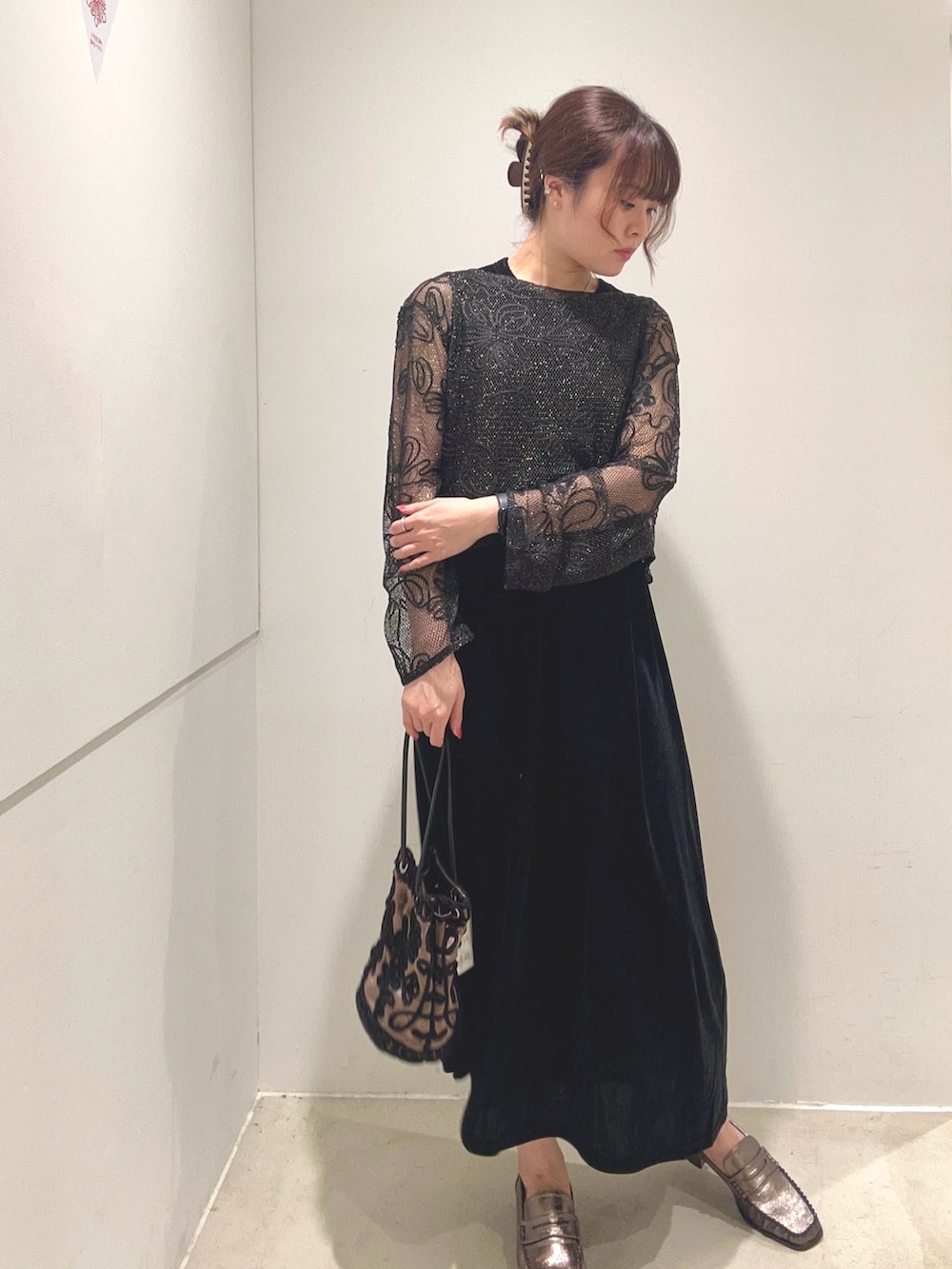 「ショルダーバッグ、ブラウン、秋服準備はじめました、きれいめカジュアル、レイヤードスタイル、小物で作る初秋コーデ、最旬ブラウンコーデ、季節の変わり目羽織コーデ、大人コーデ、ベロア、ベロアワンピース、シアーワンピース、ブラック×ブラウン、ブラックコーデ、ローファー」|「SENSE OF PLACE by URBAN RESEARCHのコードシシュウメッシュトップ(Tシャツ/カットソー、ブラック系)」を使った、yukichiさん(レディース・162cm)の秋コーディネートの3枚目の写真