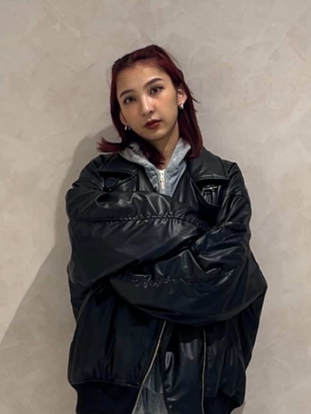 ブラック系のMA-1、グレー系のパーカー、グレー系のスカートを着用したレディースの秋コーディネートの5枚目の写真