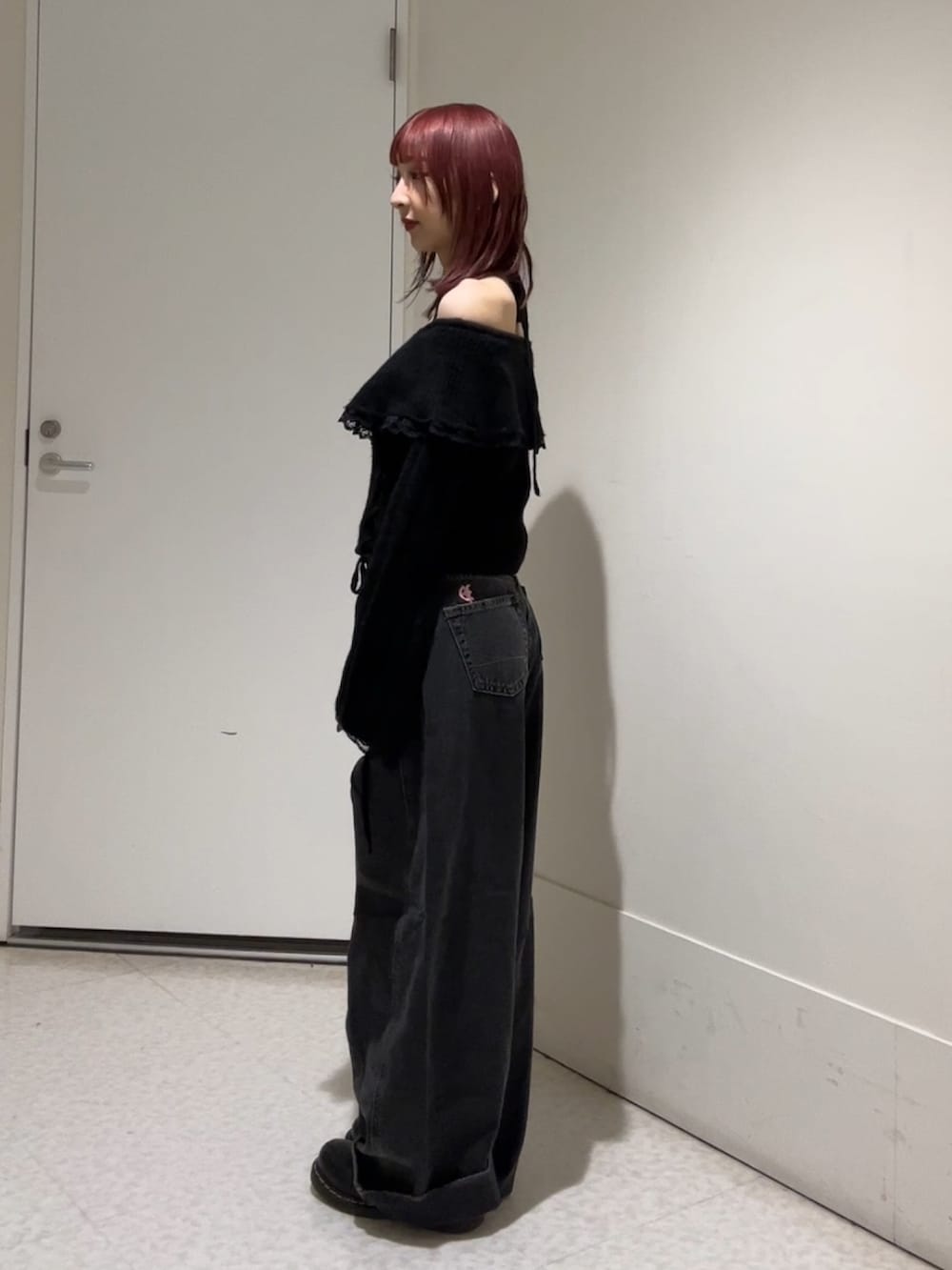 ブラック系のニット/セーター、ブラック系のデニムパンツを着用したレディースの冬コーディネートの4枚目の写真