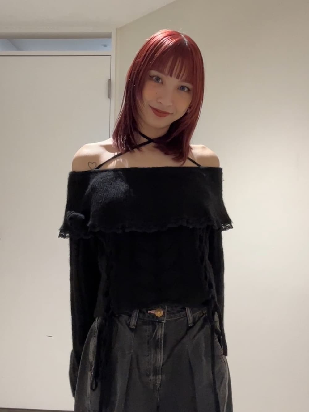 ブラック系のニット/セーター、ブラック系のデニムパンツを着用したレディースの冬コーディネートの5枚目の写真