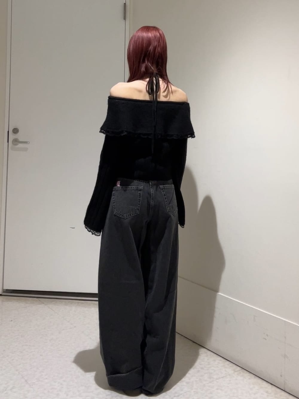 ブラック系のニット/セーター、ブラック系のデニムパンツを着用したレディースの冬コーディネートの3枚目の写真