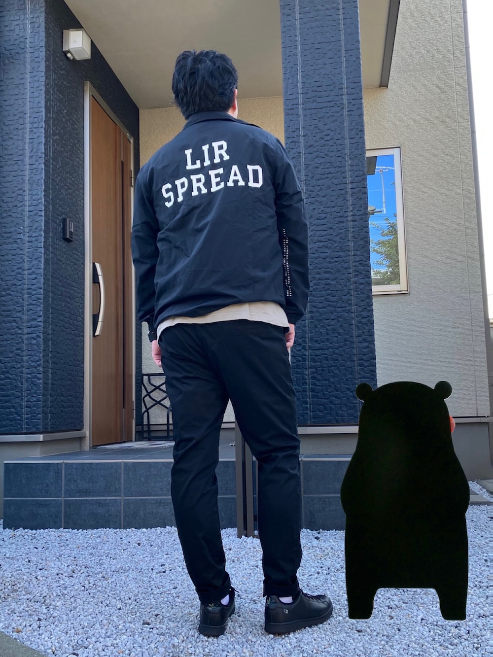 ベージュ系のTシャツ/カットソー、ブラック系のブルゾン、ブラック系のチノパンツを着用したメンズの秋コーディネートの2枚目の写真