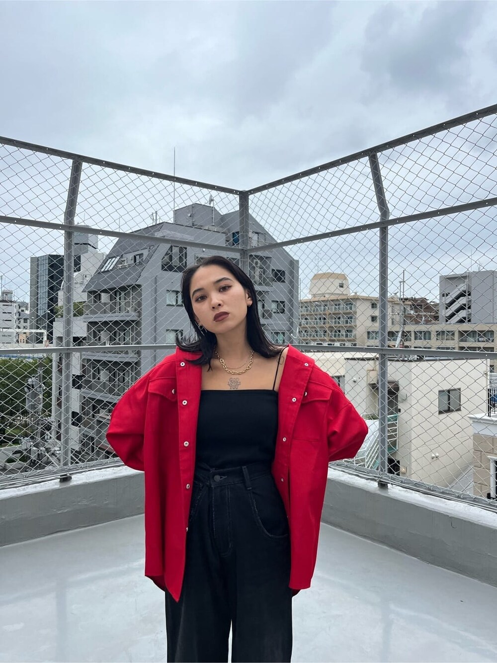 レッド系のシャツ/ブラウス、ブラック系のデニムパンツを着用したレディースの秋コーディネートの2枚目の写真